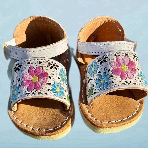 Guaraxez Chantal Floral Embroidered Sandals for Babies and Girls||Baby - Picture 4 of 6